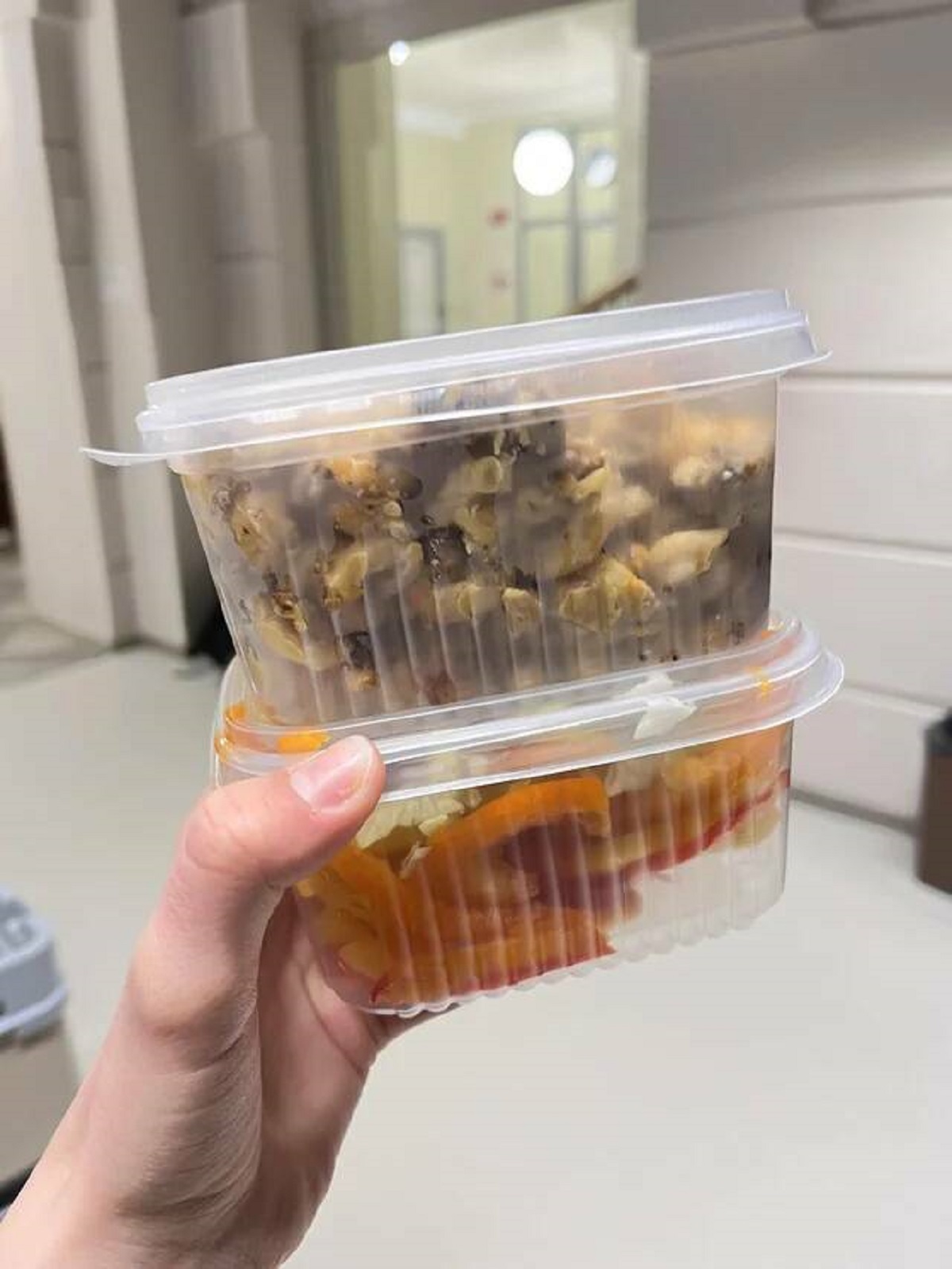 "My school sells leftover food for 2€ a box"