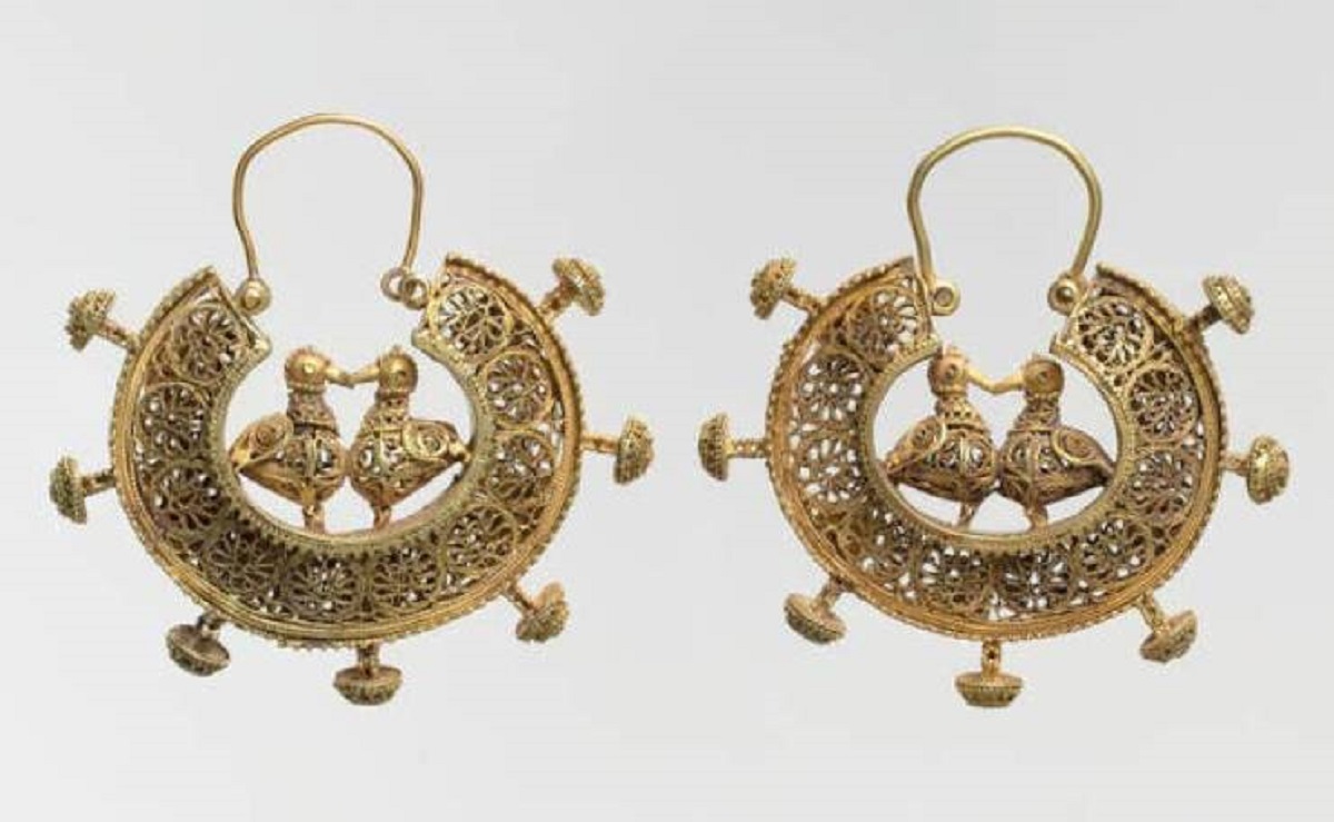 These immaculate golden earrings are from Iran circa the 11th or 12th century.