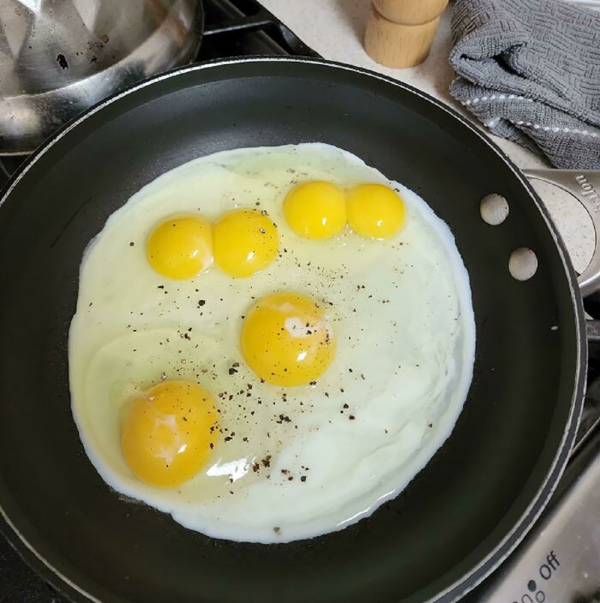 I Got 2 Double-Yolk Eggs In One Go