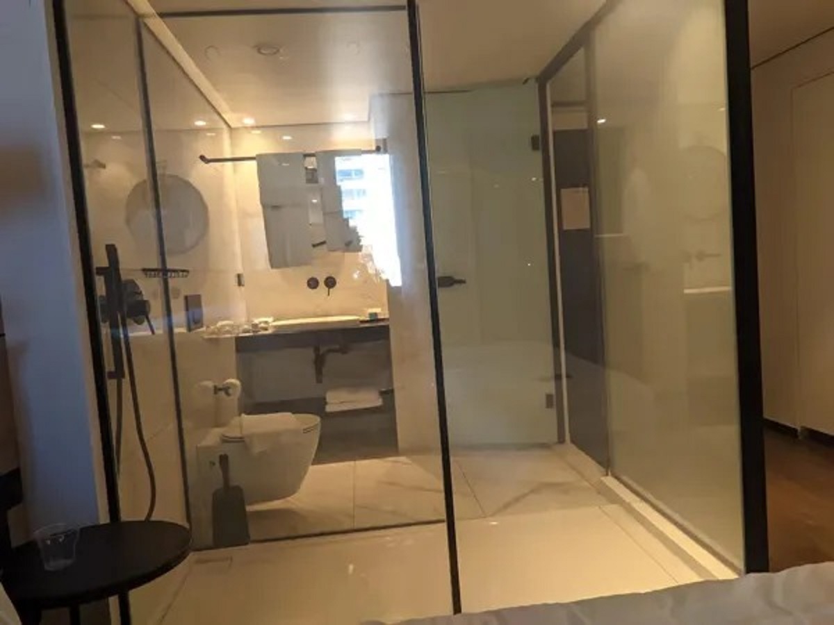 My hotel made the walls of the bathroom fully transparent…