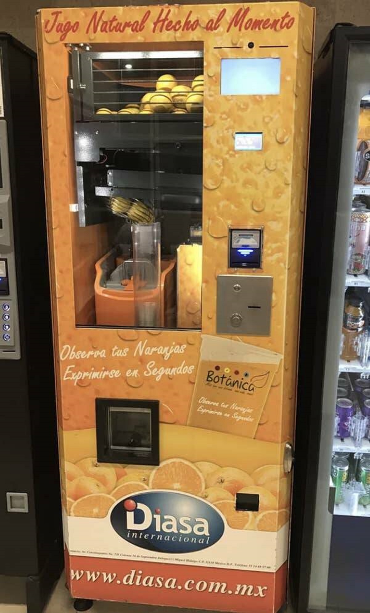 TIL you can get freshly squeezed orange juice from a VENDING MACHINE at some bus stations in Mexico.