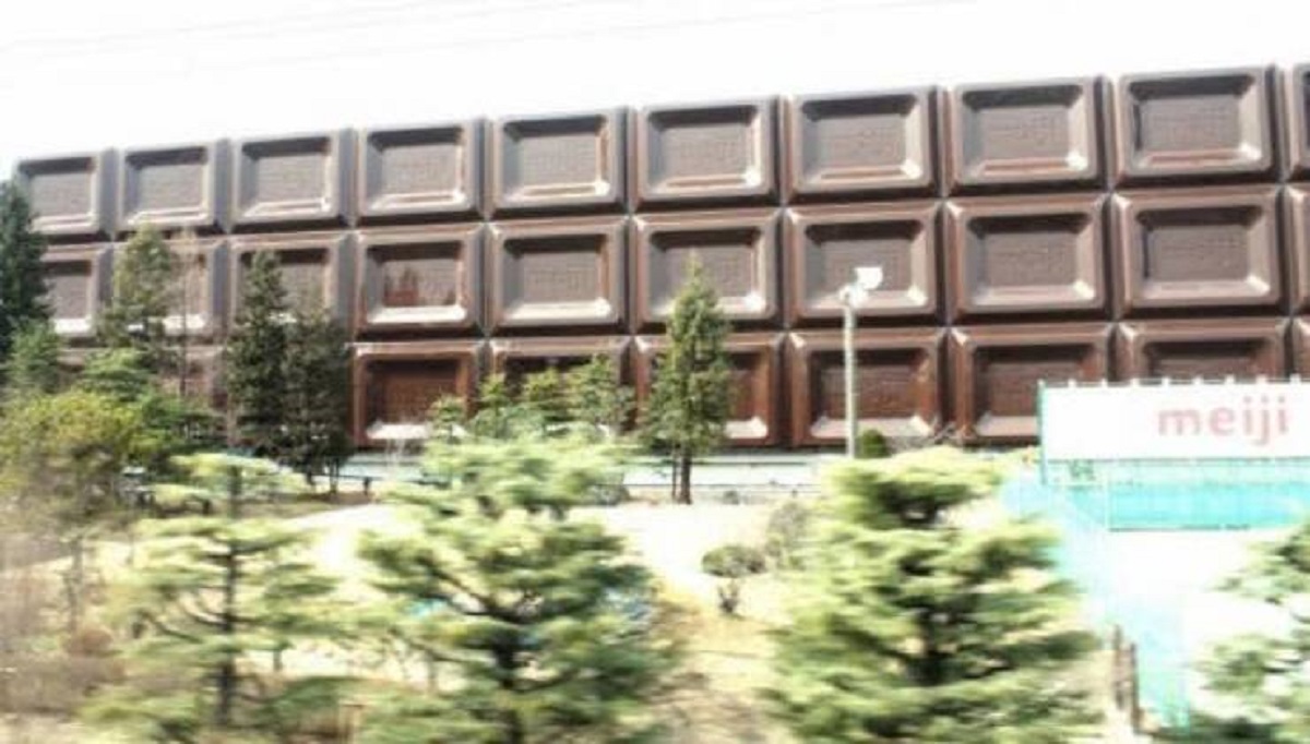 I'm also kind of obsessed with this chocolate factory that looks like a chocolate bar in Kyoto.