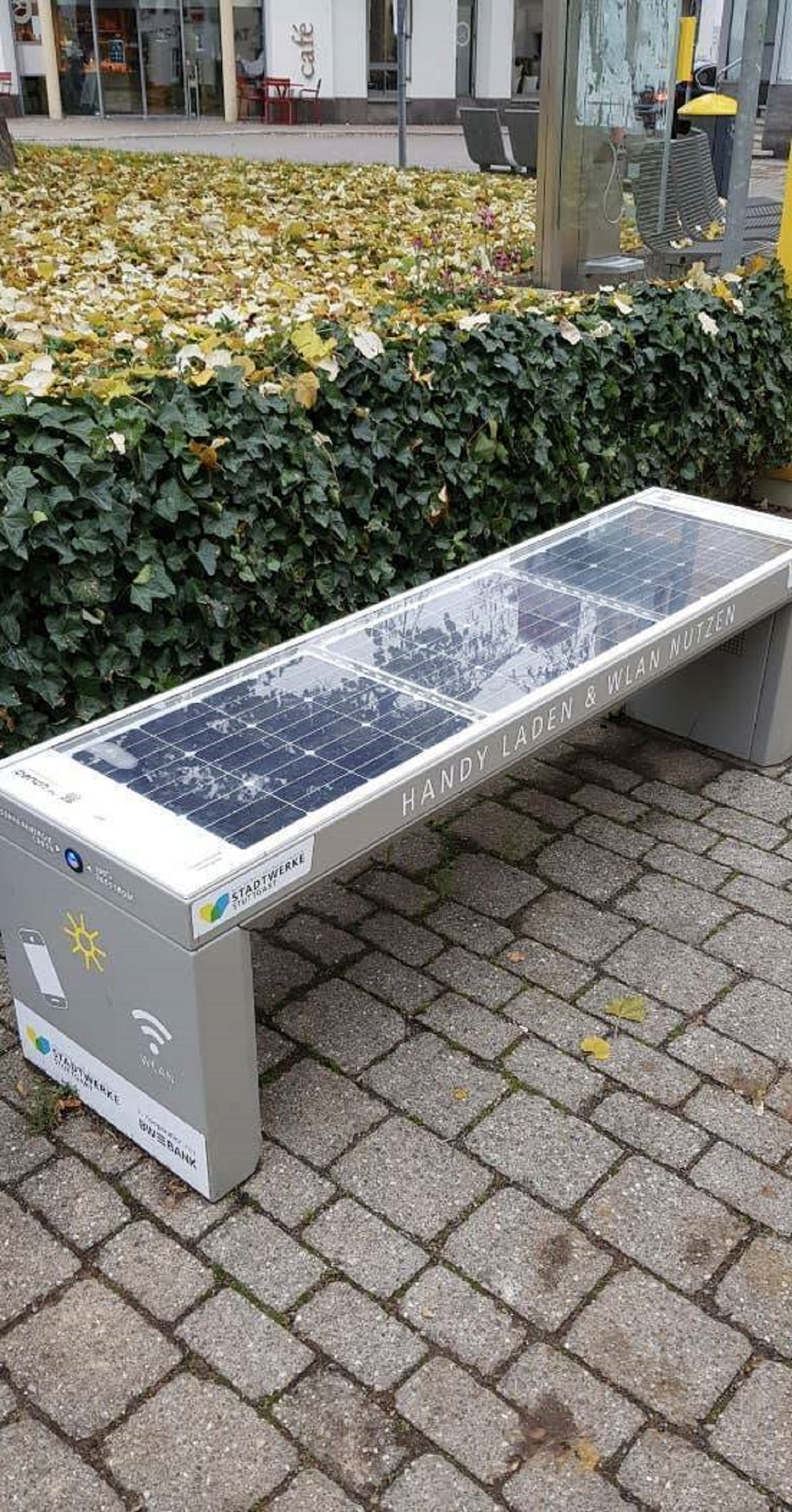 Solar-powered charging benches should 100% be a thing worldwide, and not just in certain countries, like this one in Germany.