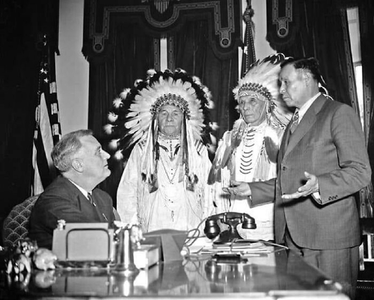 Indians visit Great White father President Roosevelt receive Drag Wolf (I) and Foolish Bear while Arthur Mandan interprets the purpose of the visit , 13 january 1938 .