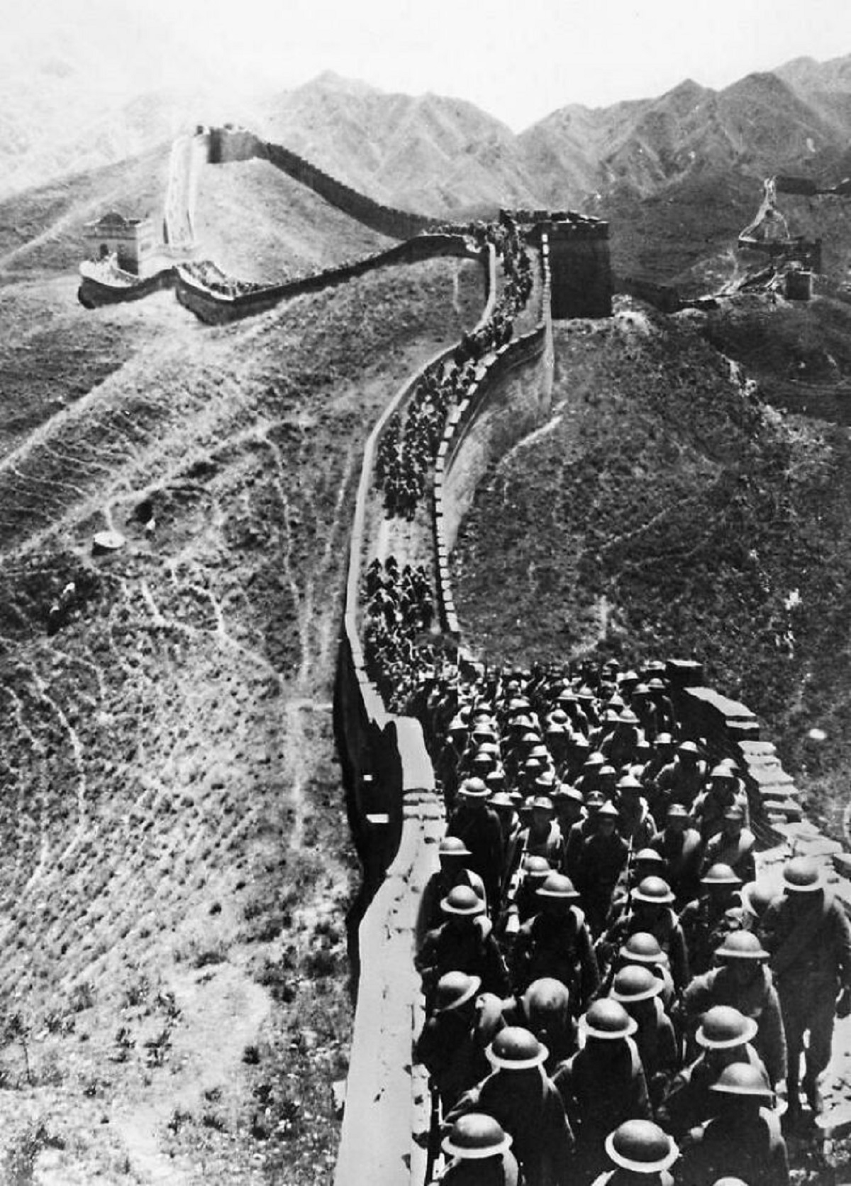 Chinese soldiers advancing via the Great Wall of China in October 1937