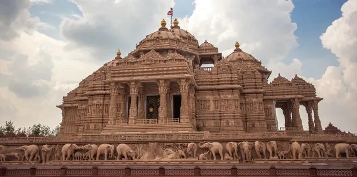 This is Swaminarayan Akshardham. A colossal Hindu temple in Delhi, India was built with marble and limestone and covered in thousands of sculptures. But this is not an ancient temple — it is less than twenty years old.