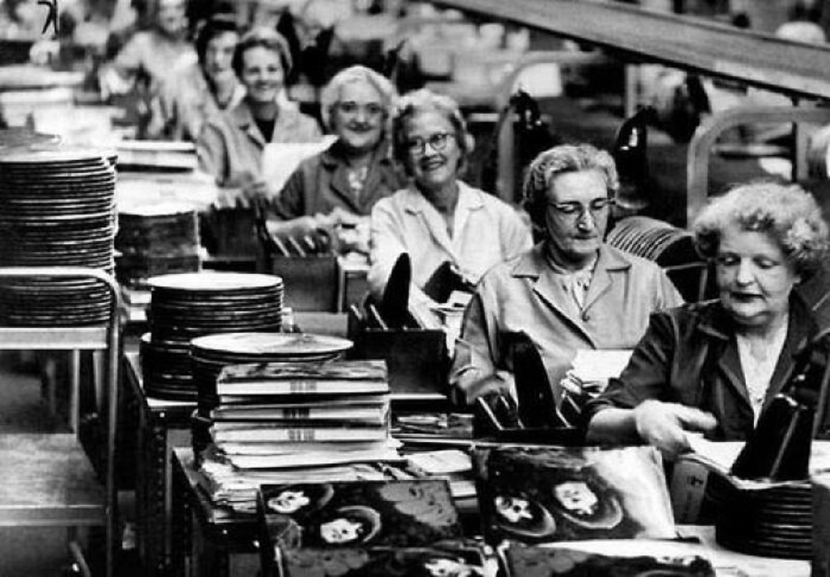 Women Assembling The Beatles' ''rubber Soul'' Album At The Hayes Vinyl Factory, 1965