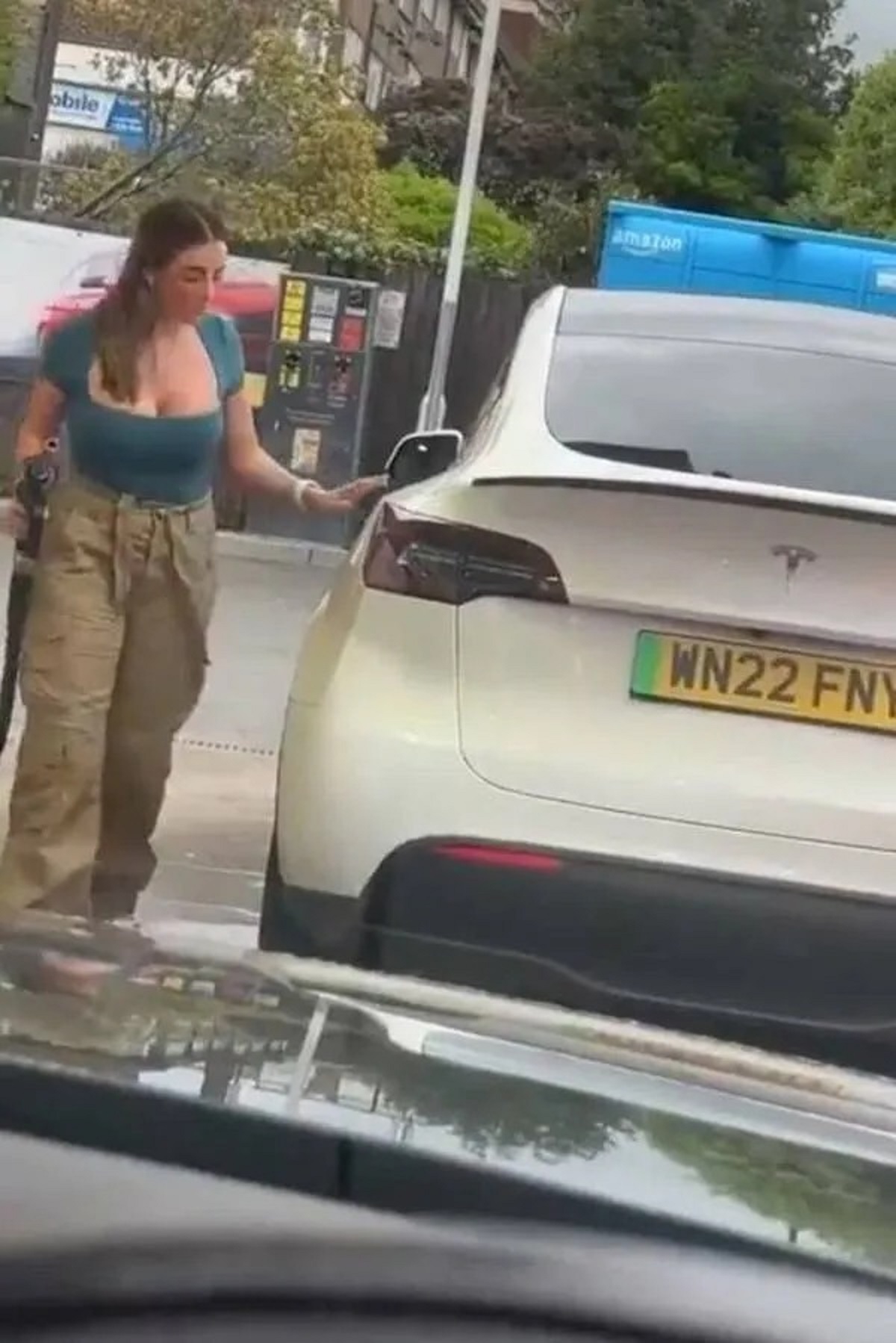 girl tries to put gas in tesla - obile amazon WN22 Fny