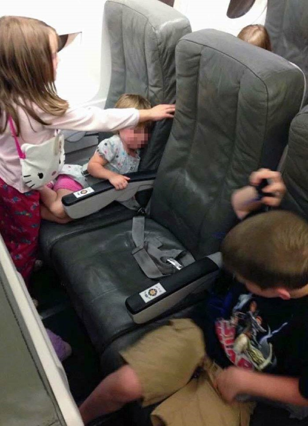 "Red-Eye Flight From Seattle To NY, And I Don’t Know These Kids. That’s My Seat In The Middle"