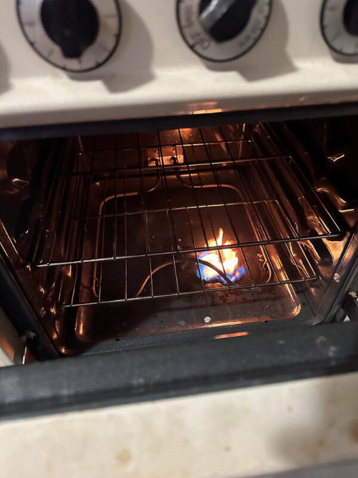 “Just moved to a new apartment and was so excited to make my first meal in my oven but the previous owner left a knife in there”