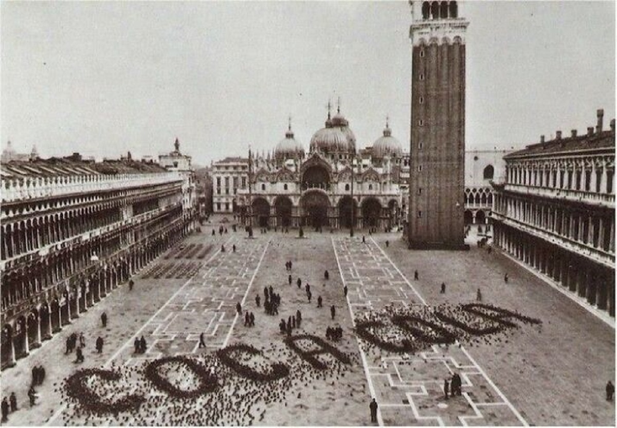 During The Late 1960s, Coca Cola Orchestrated A Massive Birdseed Display In St. Mark's Square, Arranging The Seeds To Create Their Iconic Logo. Within Moments, Hundreds Of Pigeons Flocked To The Scene, Feasting On The Seeds And Inadvertently Forming The Coca Cola Emblem