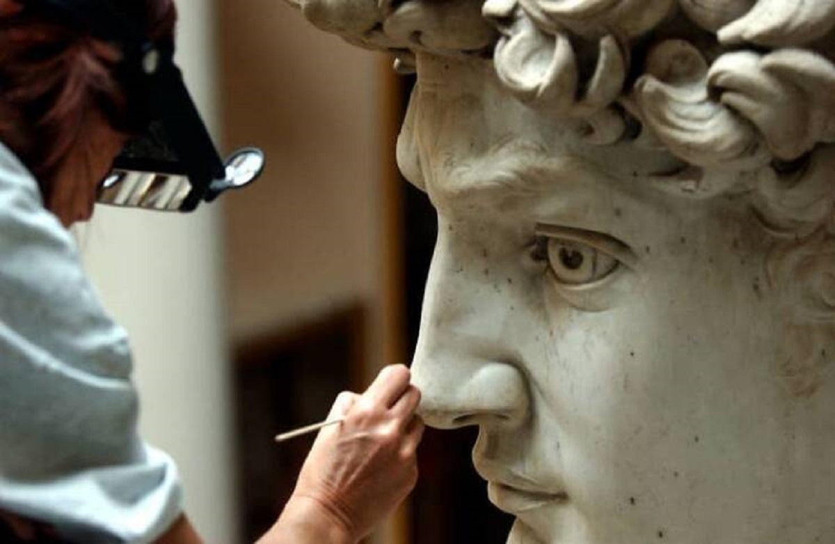 The eyes of Michelangelo's "David" are heart-shaped: