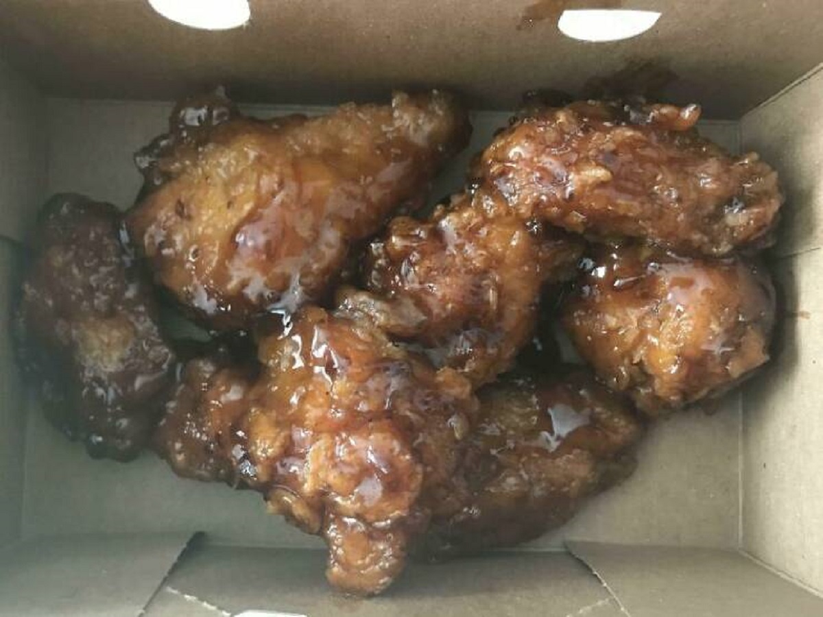 "At 7-Eleven, I Asked The Cashier How Much For 8 Wings, She Said 10.50, Then I Asked How Much For 6, She Said 7.50. I Ordered 6 Wings. She Smiled At Me And Said “I Think I Understand”"

"She charged me for 6 wings, and when I got home, I realized she gave me 8 wings."