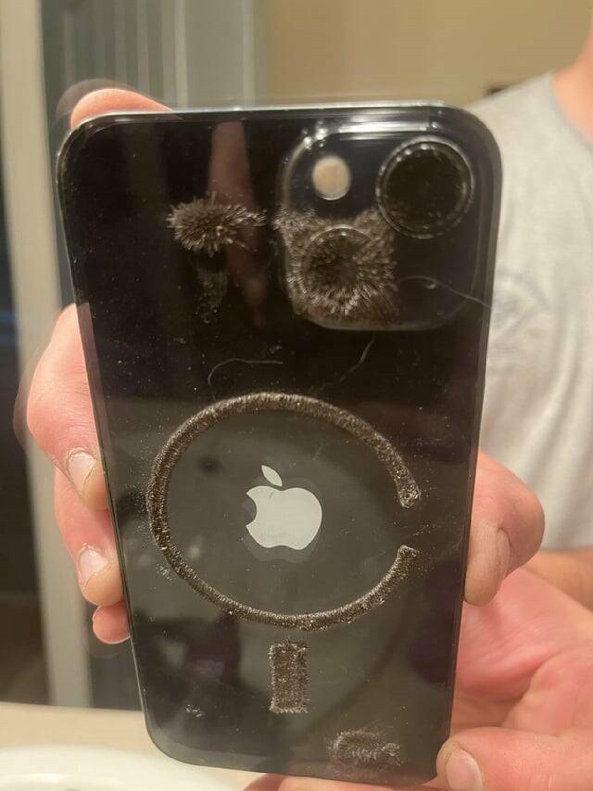 "Metal shavings identify magnets in iPhone"