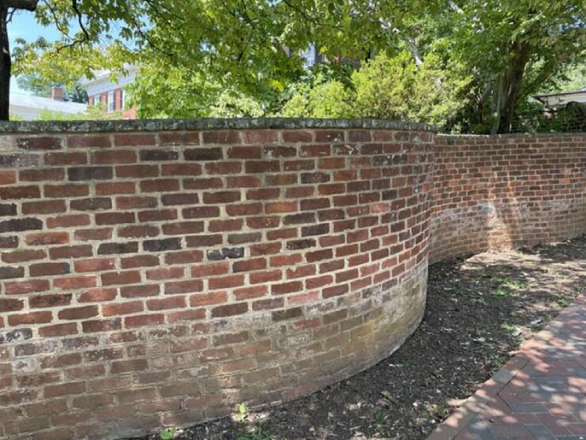 "“Crinkle walls” that use less bricks then regular walls"