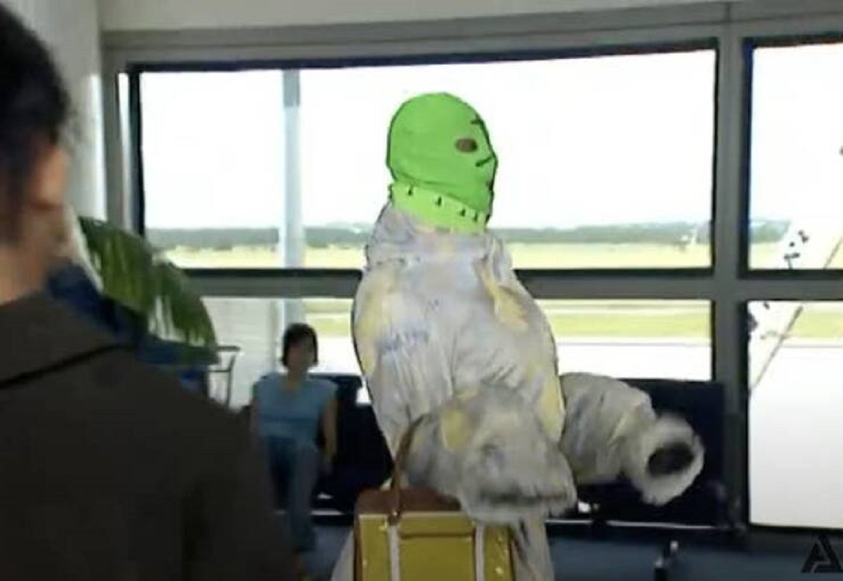 In case you were wondering, the scene in the airport where Scooby is in disguise as a grandma was filmed using a man dressed in costume and wearing a green screen hood: