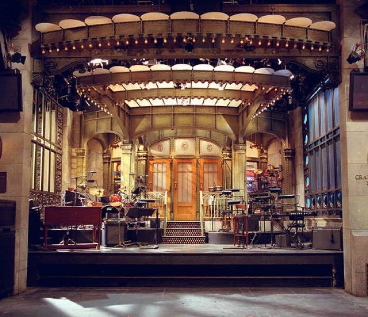 This is what the mainstage of SNL looks like with nobody on it: