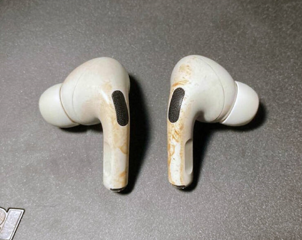 "I Let My Sister Borrow My AirPods. This Is How She Gave Them Back To Me"

"Apparently, it’s from her hair dye. I’ve tried everything and the stain won’t come out. The fact that it happens to be the color of earwax annoys me the most."