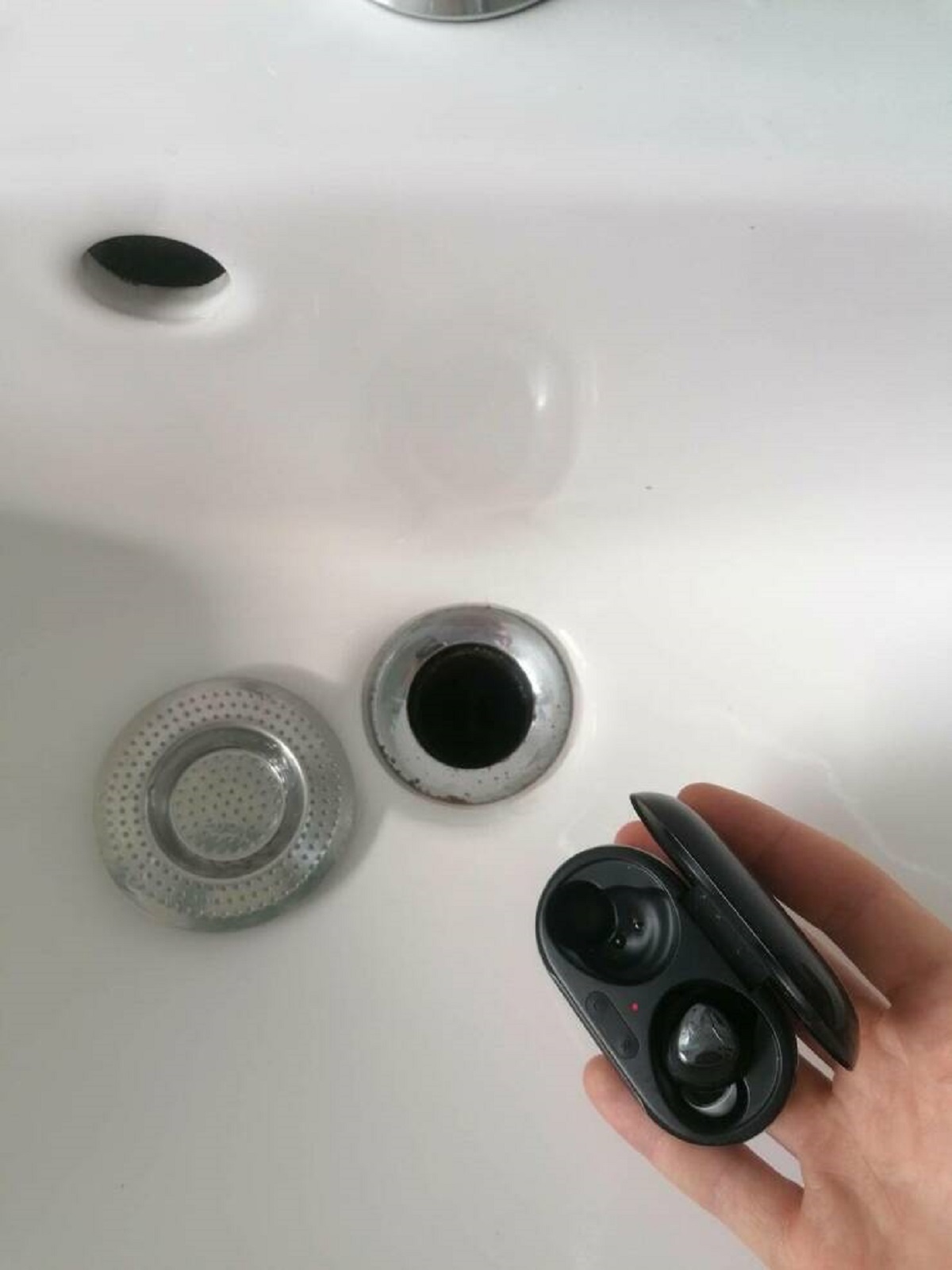 "Bluetooth headphones while cleaning drain - bad idea :("