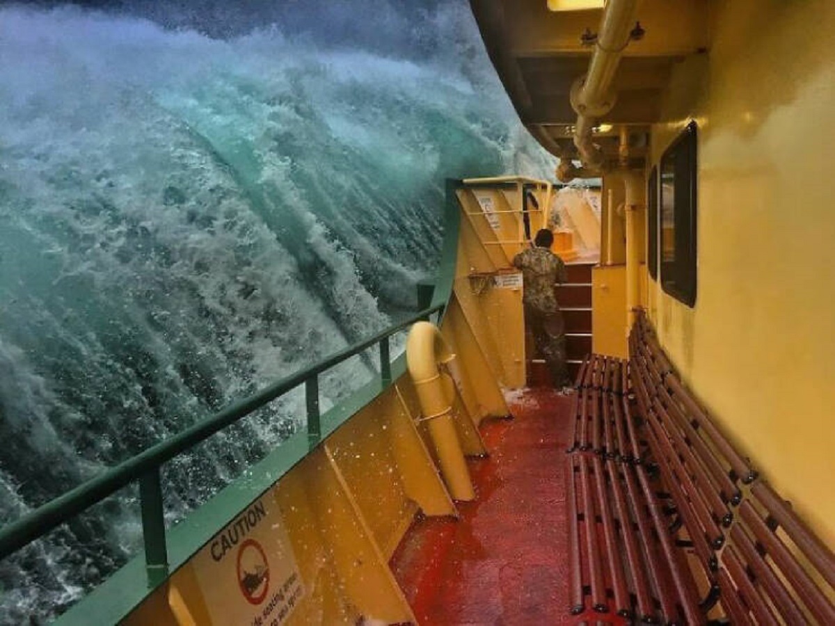 manly ferry big swell - Caution