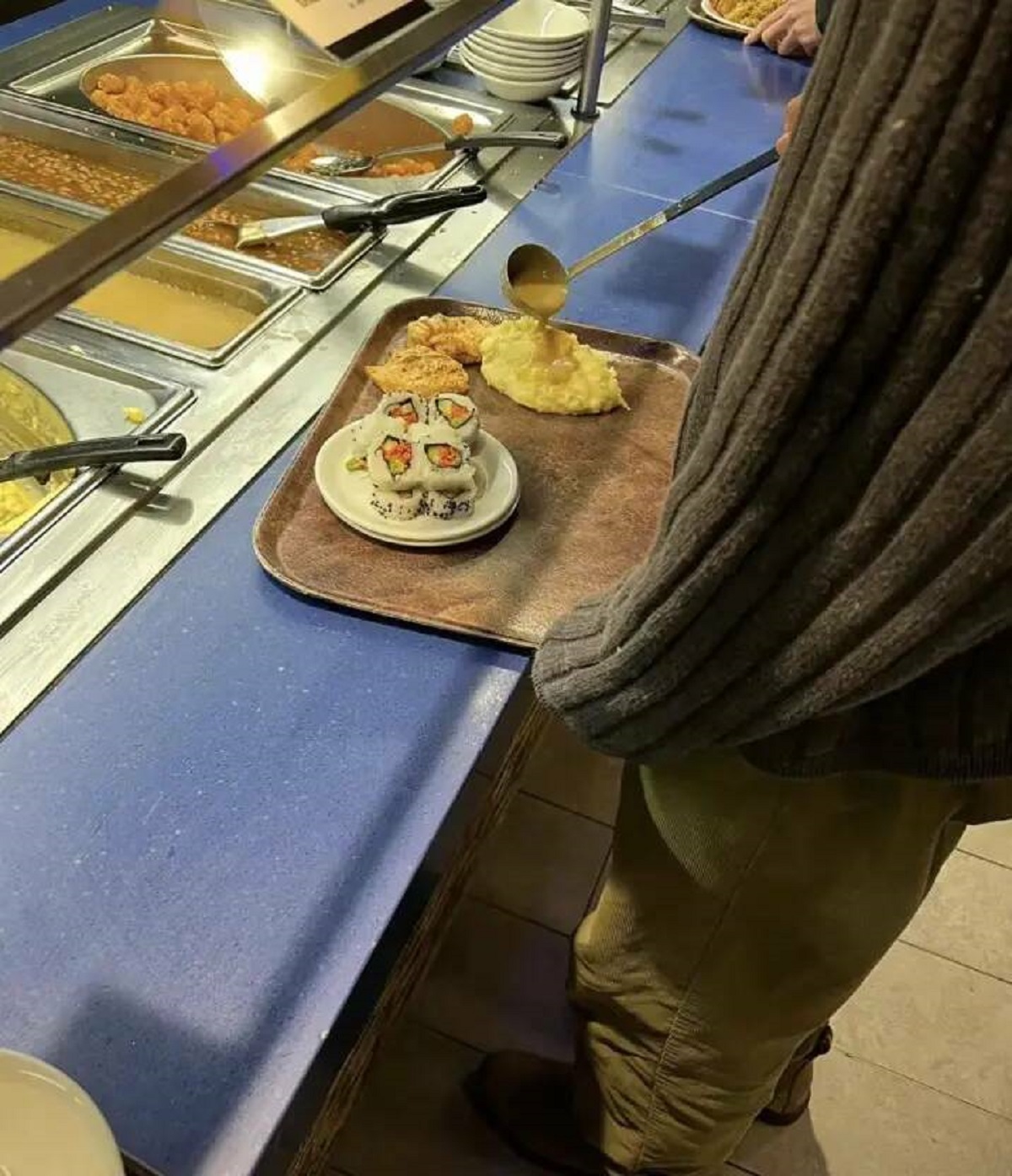 "Saw a guy plating his food on a buffet tray":