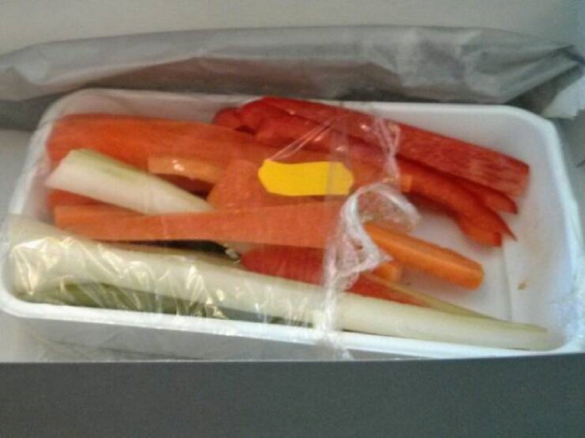 "I Booked My Flight Online And Chose The "Vegetarian Oriental" Meal. This Is What I Got"