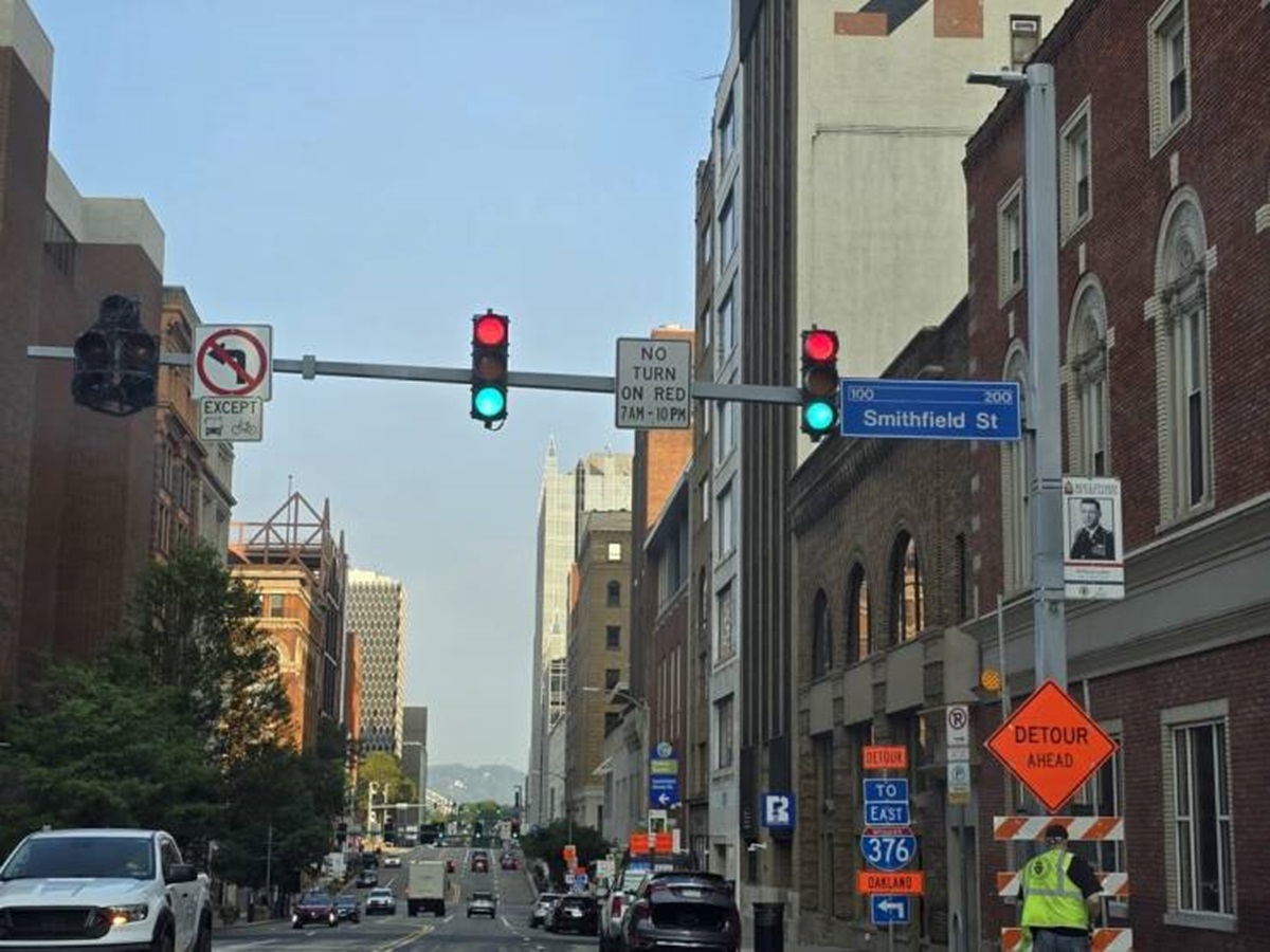 cool things you don't see every day - traffic light - Except No Turn On Red 7AM10PM 100 200 Smithfield St B Detour To East 376 Carland Ansafting Detour Ahead