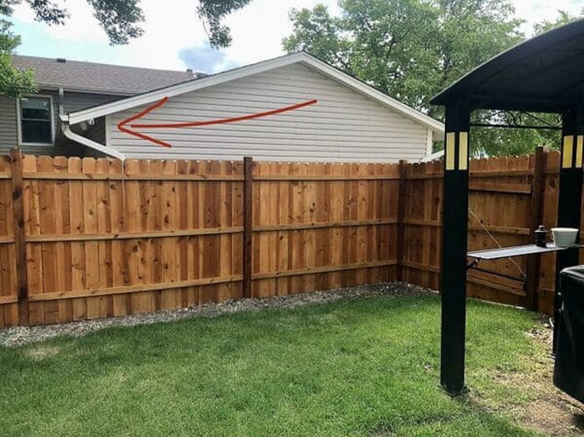 “I Put Up A Fence To Keep My Thieving And Incredibly Nosy Neighbor Out. He Then Puts Up A Camera So That He Can Look In”