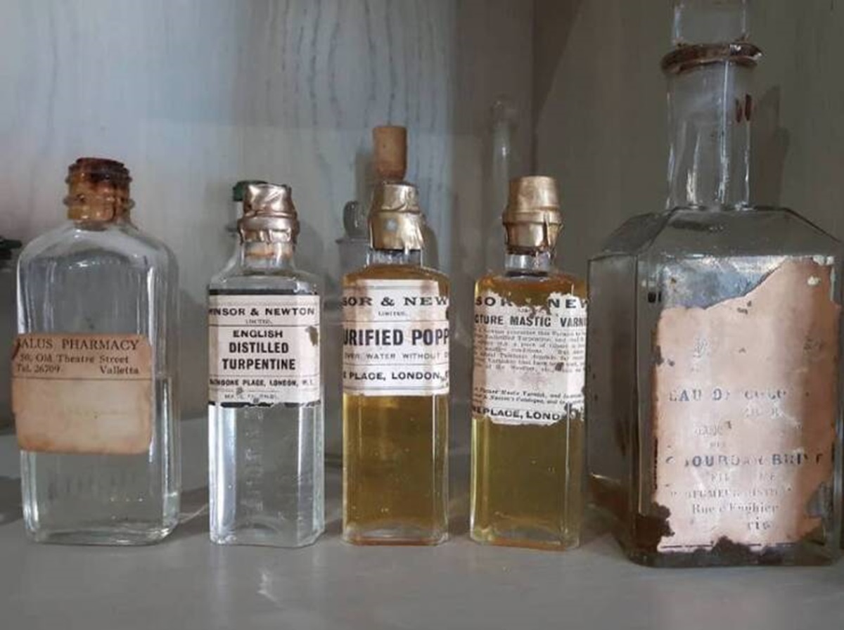 glass bottle - Alus Pharmacy 50, Om Theatre Street Tul. 26709 Valletta Nsor & Newton Lnction English Distilled Turpentine Gore Place, London, L 50R & New Limiter Urified Popp Water Without Place, London So New Cture Mastic Varn Eplace, Lond Lau D Cut Jour