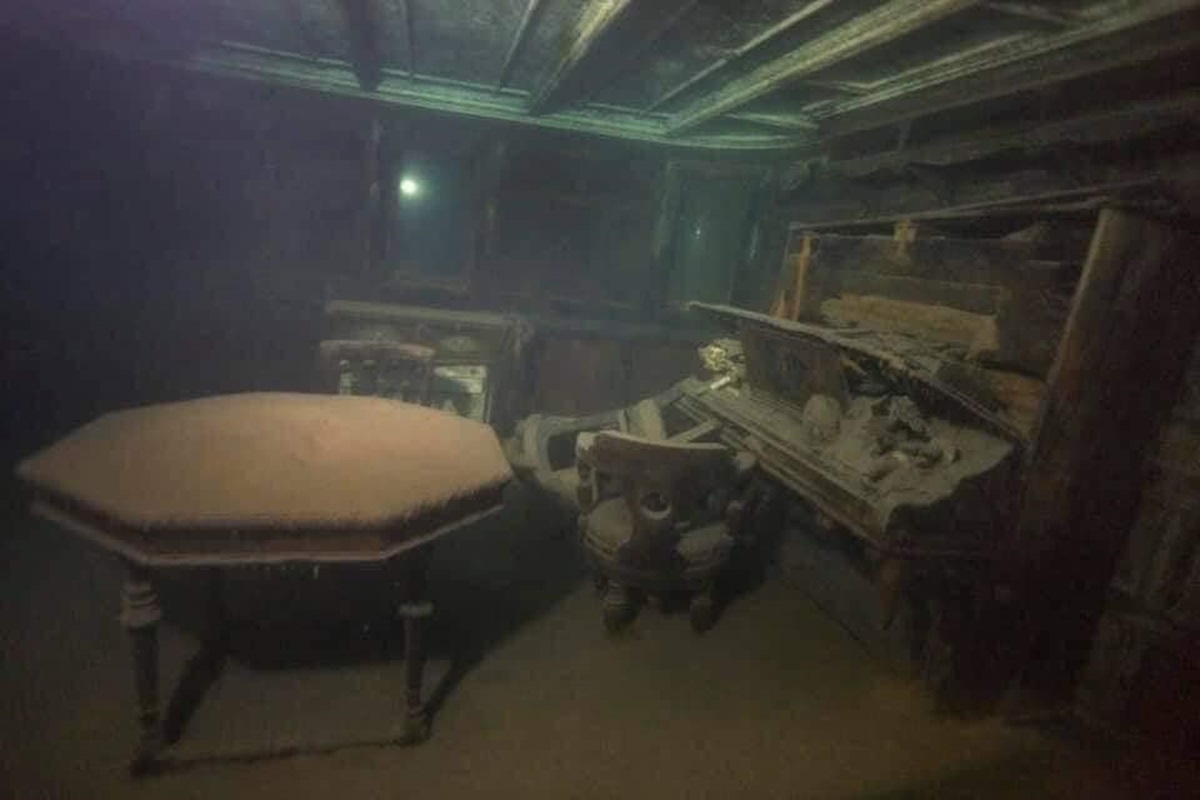 Century old Sunken Ship preserved in perfect condition beneath Lake Superior