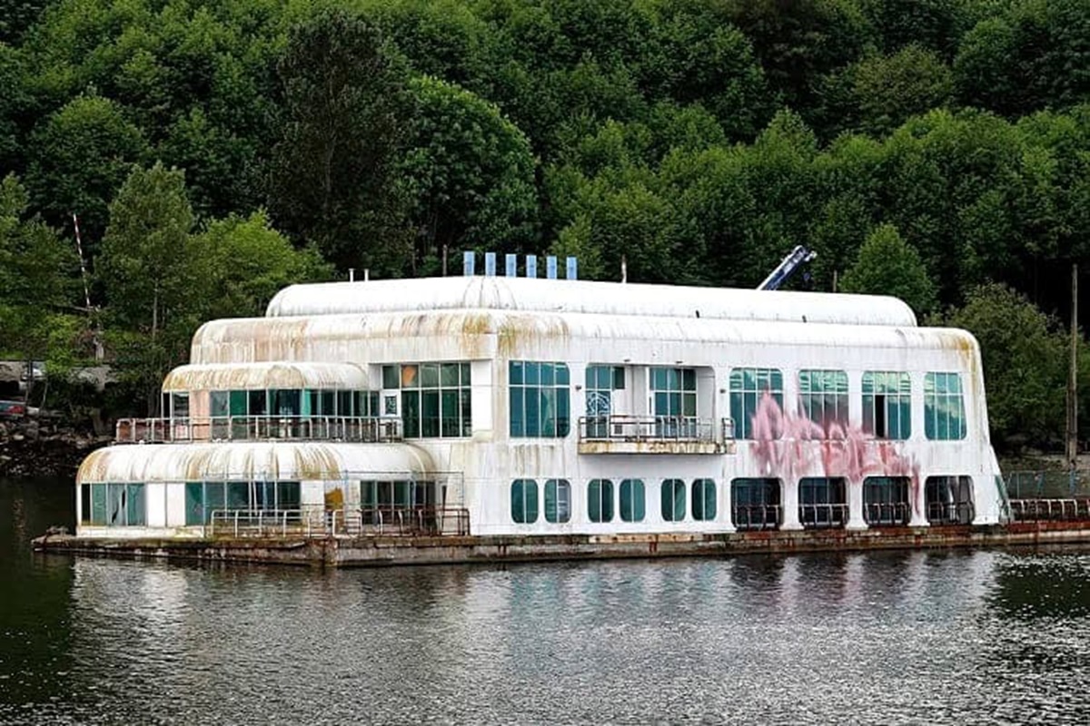 McDonald’s abandoned McBarge restaurant