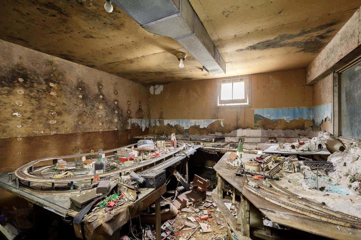 Abandoned Model Train Setup in the Basement of this Abandoned House