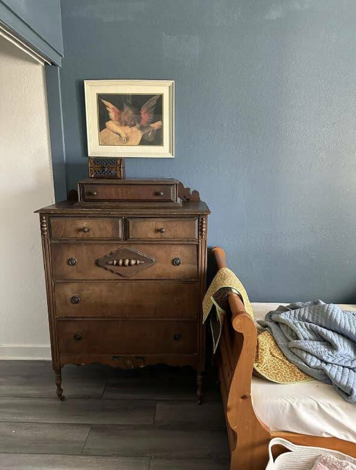 This dresser that, I'm not gonna lie, looks a lil sus if you ask me: