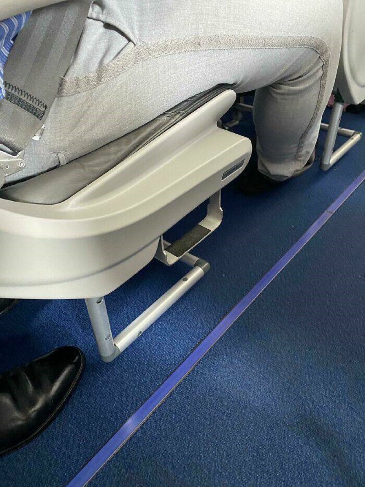 "This Airplane Seat Has A Step To Help Short People Reach The Overhead Locker"