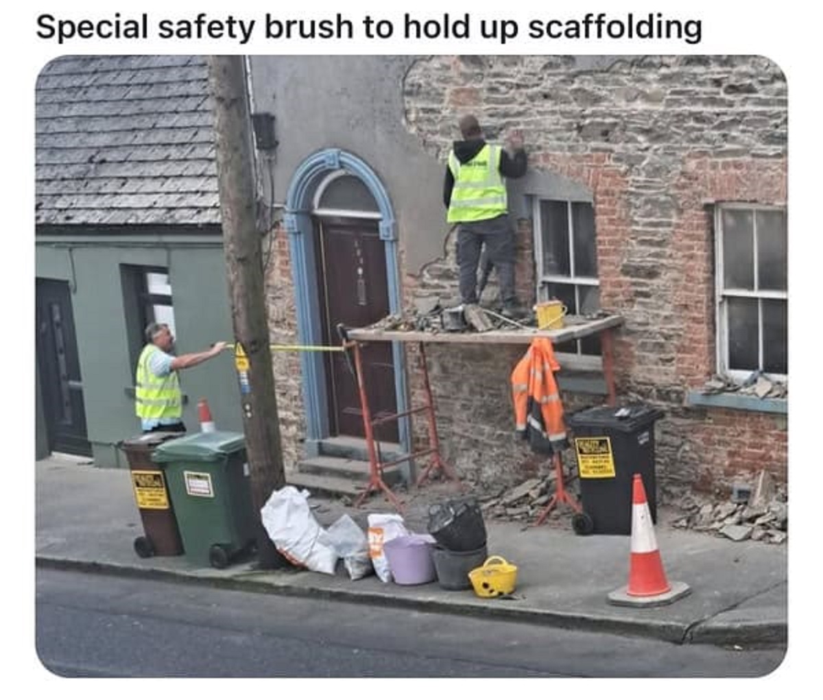 street - Special safety brush to hold up scaffolding