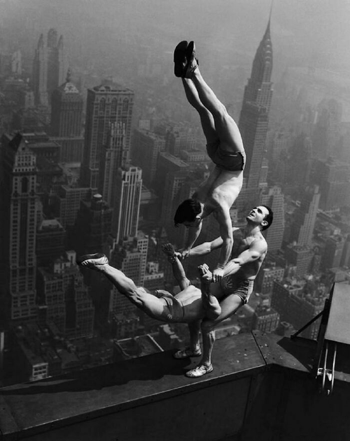 acrobats empire state building - Dannions