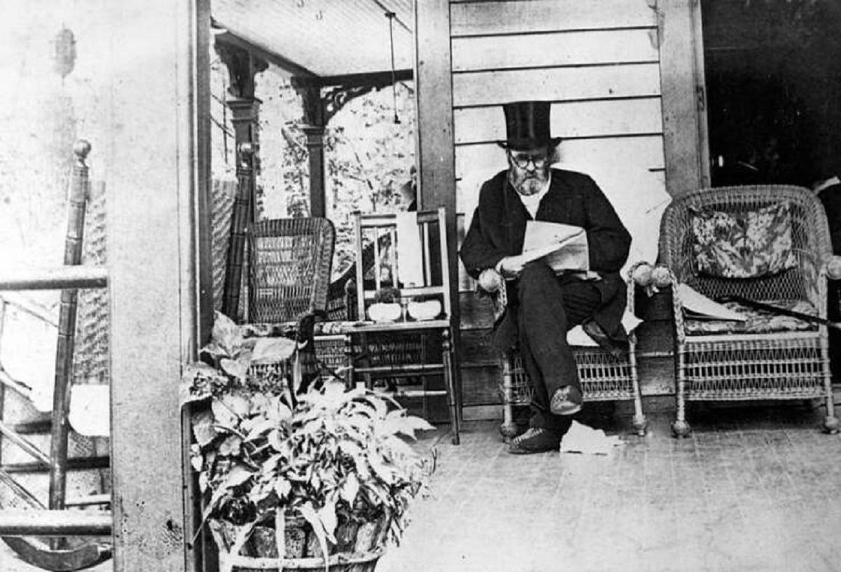 This is the last picture ever taken of President Ulysses S. Grant, snapped days before his death at his home: