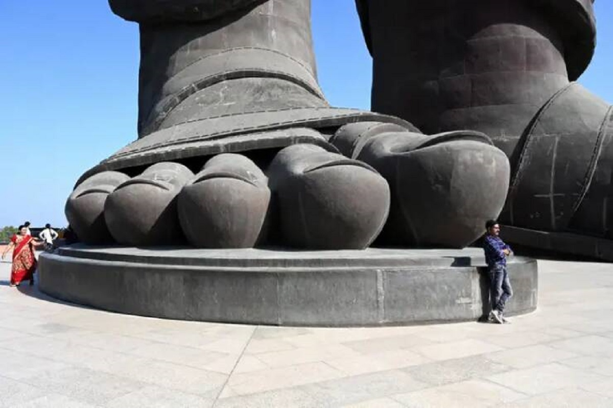 And here's how big the TOES of the statue are: