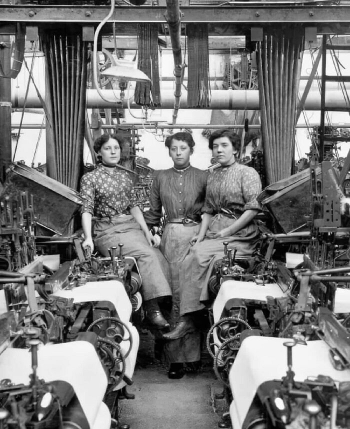 Women Factory Workers In A Cotton Mill In Lancashire, England, Circa 1908