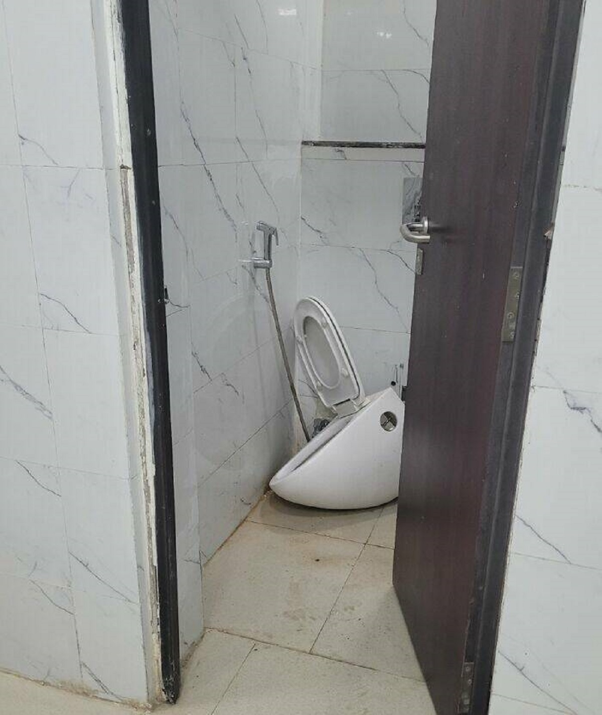 "Saw This After Hearing The Loudest Scream Of My Life"

"I was working and heard someone screaming at the top of his lungs. Went to the bathroom and saw this. The poor guy was taking a dump when this happened."