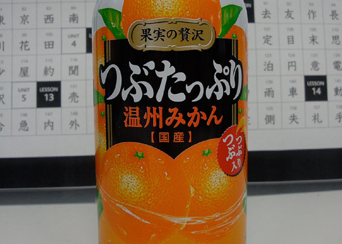 In Japan, only 100% fruit juice can display a realistic cut fruit on the label, 95% may display a whole but unsliced fruit. 5% or less, it is forbidden to display a realistic fruit on the label.