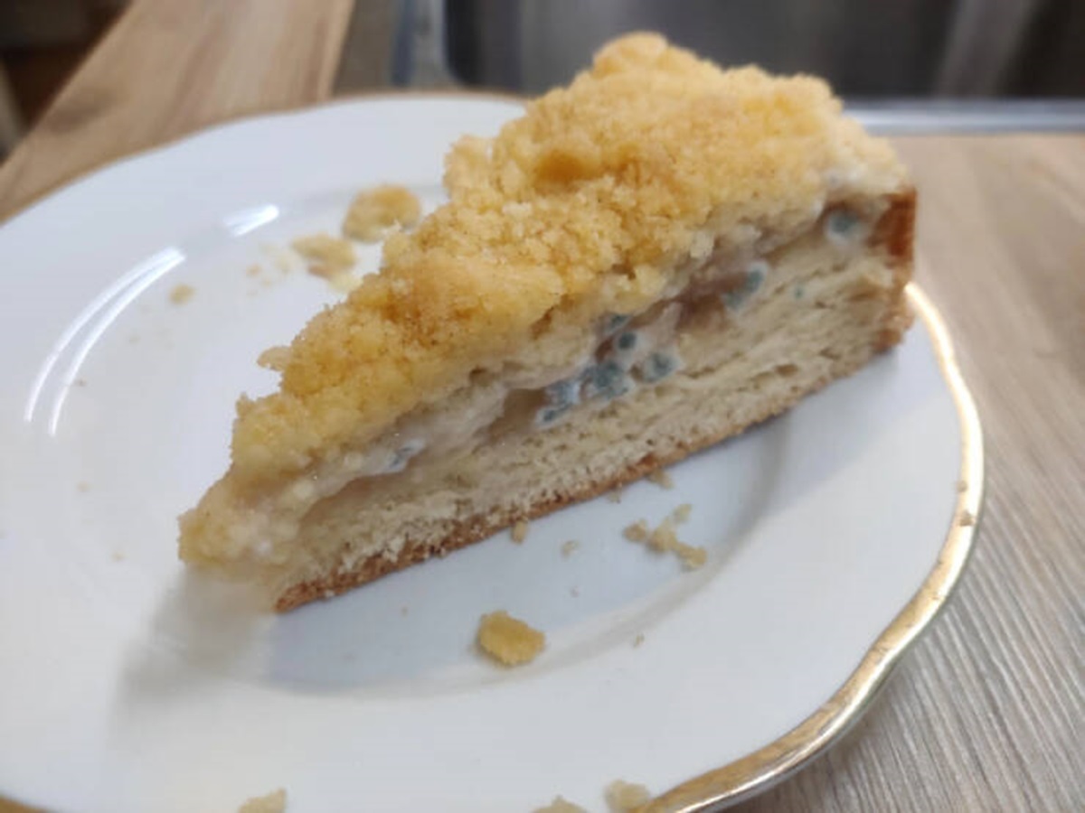 “Ate a piece of apple pie and only now, 3 hours later, saw that the other slice right next to it was moldy…”