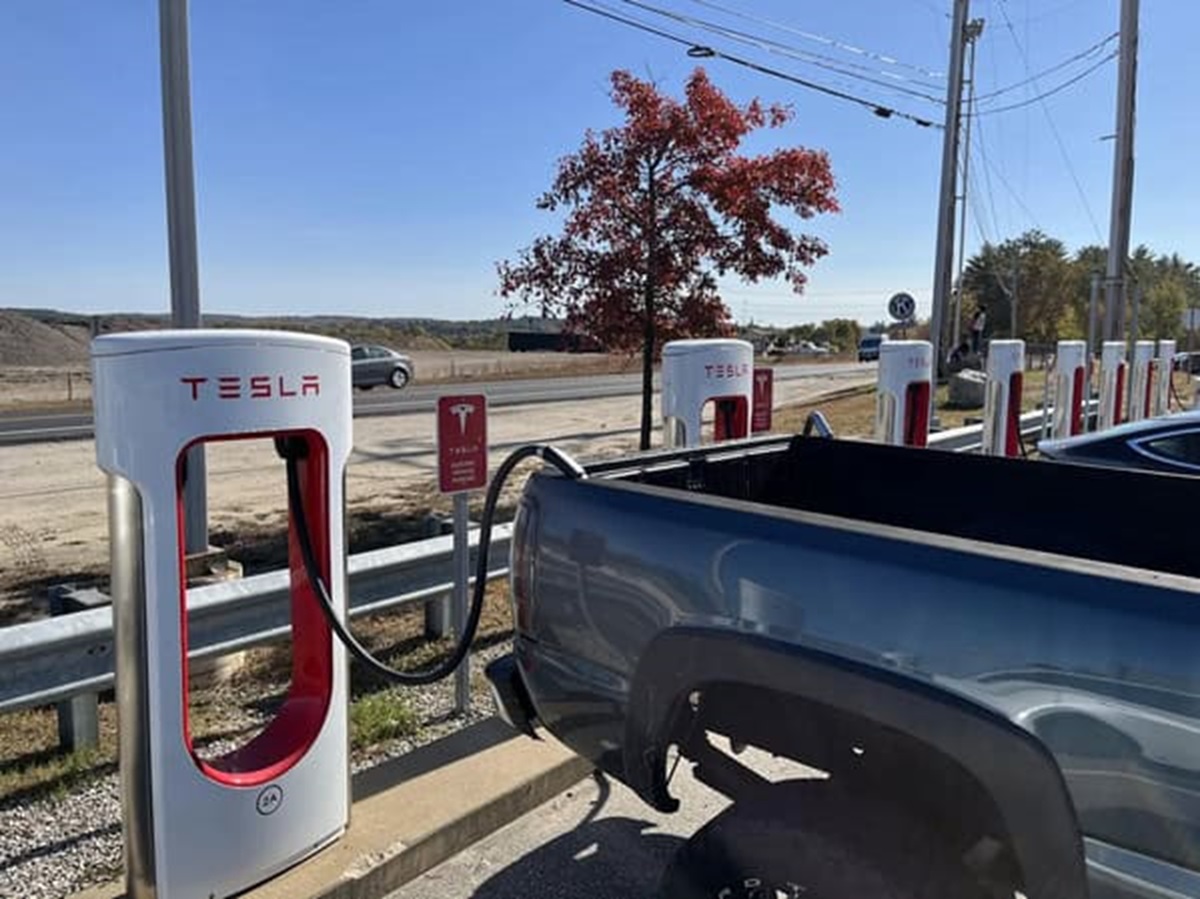 “Truck pretending to be an electric vehicle uses two charging plugs”