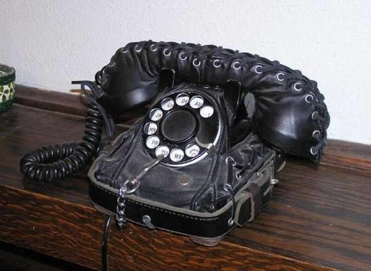 Она тоже телефон. Необычный стационарный телефон. Старый телефон. Необычные Телефонные аппараты. Дисковый телефон.