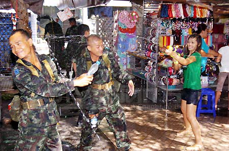 Thai army  shoot pplz on thai new year