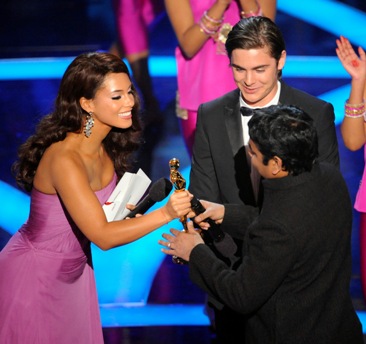 
Slumdog is now really a Millionaire. Slumdog Millionaire has won the best picture of the year during the 81st Academy Awards Ceremony. This was an extraordinary journey. Watch some rare pics and moments of the nights at www.13above.com

