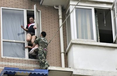 Chinese Soldier Prevents a Murder and Suicide