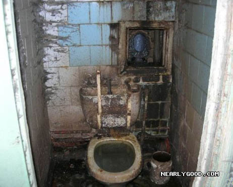 disgusting bathroom - Nearlygood.Com
