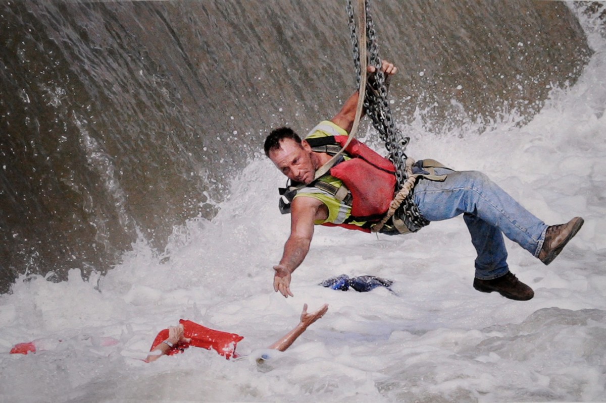 2010:  Mary Chind – “River Rescue.”  A woman is pulled from near the Center Street dam by construction worker Jason Oglesbee. A man who was with the unidentified woman died in the Des Moines River. A rescue team from the Des Moines Fire Department tried several times to rescue the woman but could not get close enough to her.