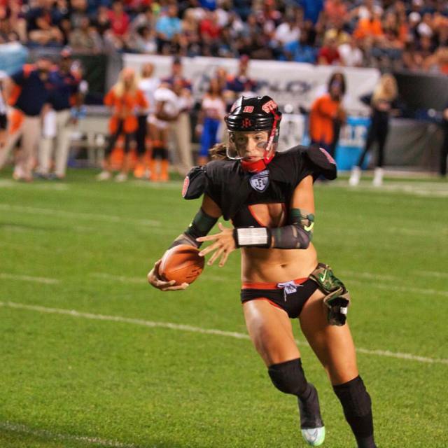 Dakota Hughes, #18 Quarterback for the Atlanta Steam. She was a journalism student who learned how to balance work and football. She initially played intramural flag football when she was younger.
She started playing football when she was in middle school. In 2014, she joined the LFL and became the team captain and “D-Breeze” on the Atlanta Steam.